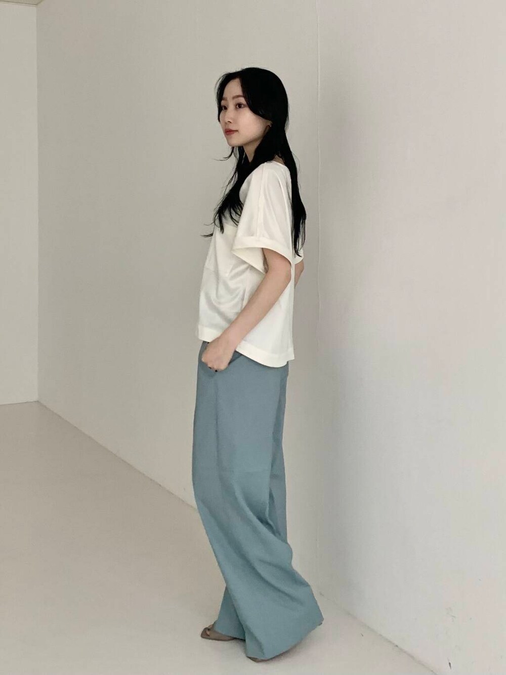 ブルー系のその他パンツ、ホワイト系のシャツ/ブラウスを着用したレディースの夏コーディネートの3枚目の写真