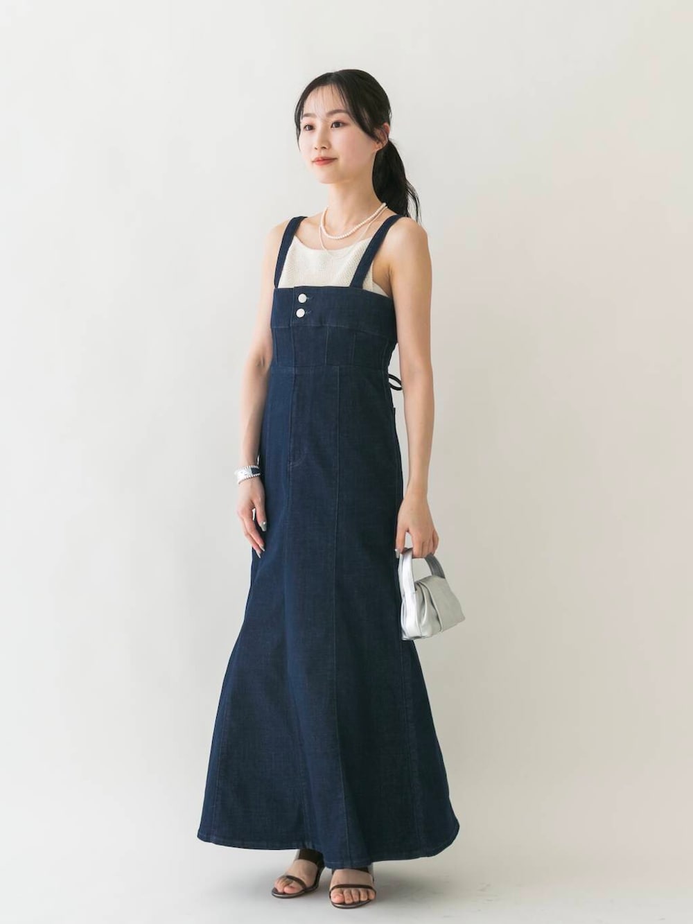 「ワンピース、lee、休日コーデ、休日スタイル、ROSSO、デニムワンピース、ブルベ夏、骨格ウェーブ、キレイめスタイル、初夏のお出掛けコーデ、ブルベ夏×骨格ウェーブ」｜「URBAN RESEARCH ROSSO WOMENの『別注』Lee×ROSSO　CAMISOLE FLARE SKIRT（ワンピース、ブルー系）」を使った、美波さん（レディース・158cm）の春コーディネートの2枚目の写真