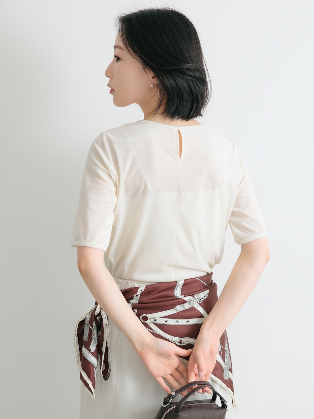 ホワイト系のTシャツ/カットソー、ホワイト系のその他パンツを着用したレディースの夏コーディネートの3枚目の写真