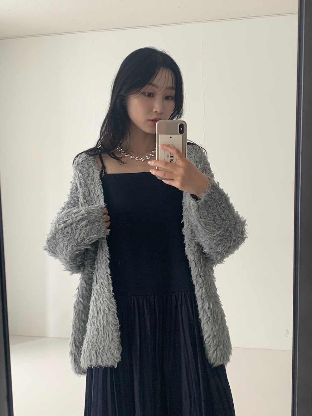 ブルー系のワンピース、グレー系のカーディガン/ボレロ、ブラック系のその他シューズを着用したレディースの秋コーディネートの2枚目の写真