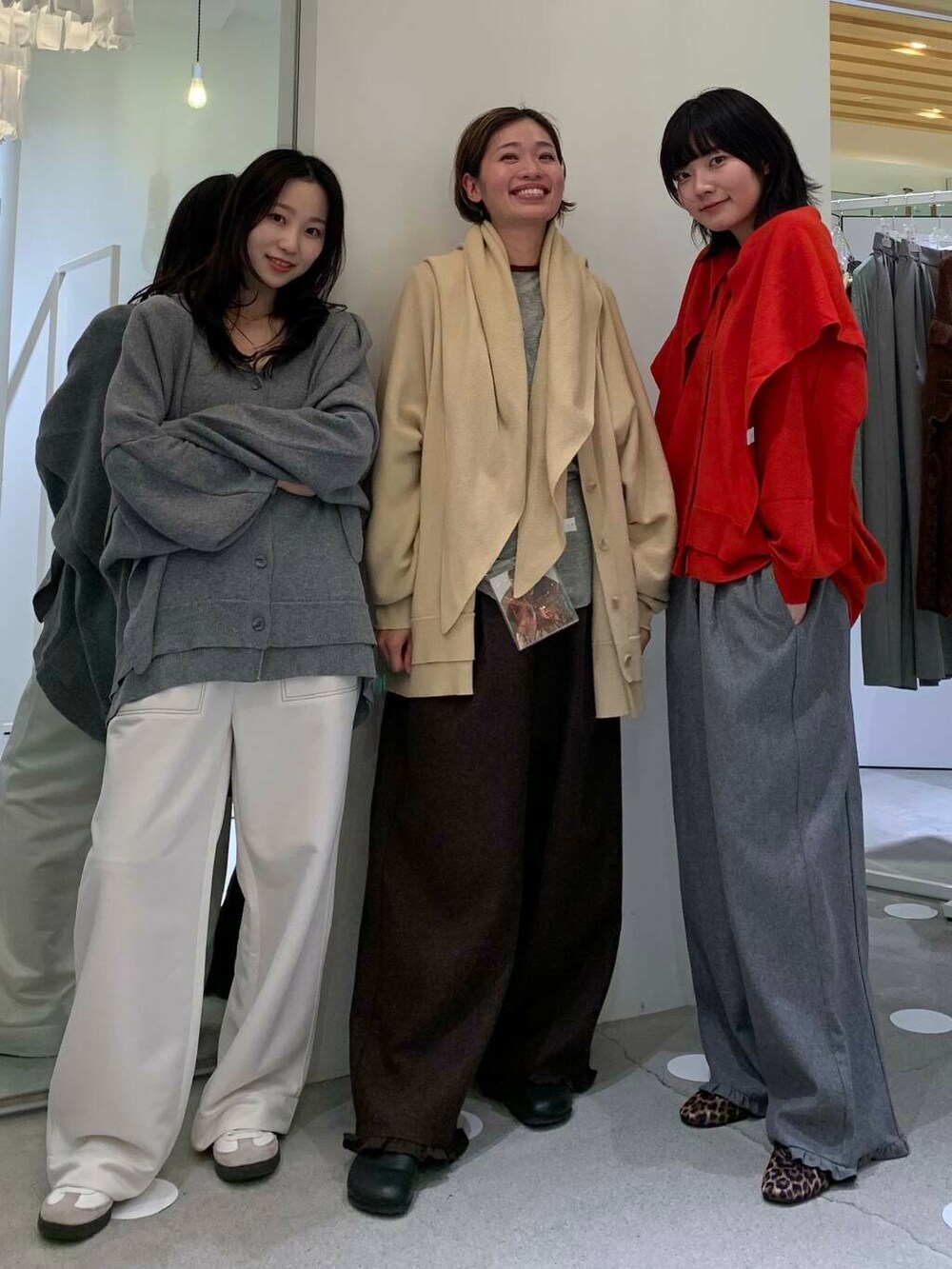 ホワイト系のその他パンツ、グレー系のその他パンツ、ブラウン系のその他パンツを着用したレディースの秋コーディネートの3枚目の写真
