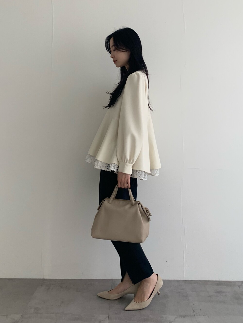 ホワイト系のシャツ/ブラウス、ブルー系のセットアップを着用したレディースの冬コーディネートの3枚目の写真