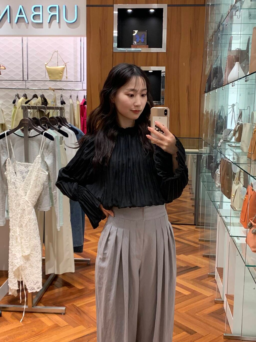 ブラック系のパンプス、グレー系のその他パンツ、ブラック系のシャツ/ブラウスを着用したレディースの春コーディネートの2枚目の写真