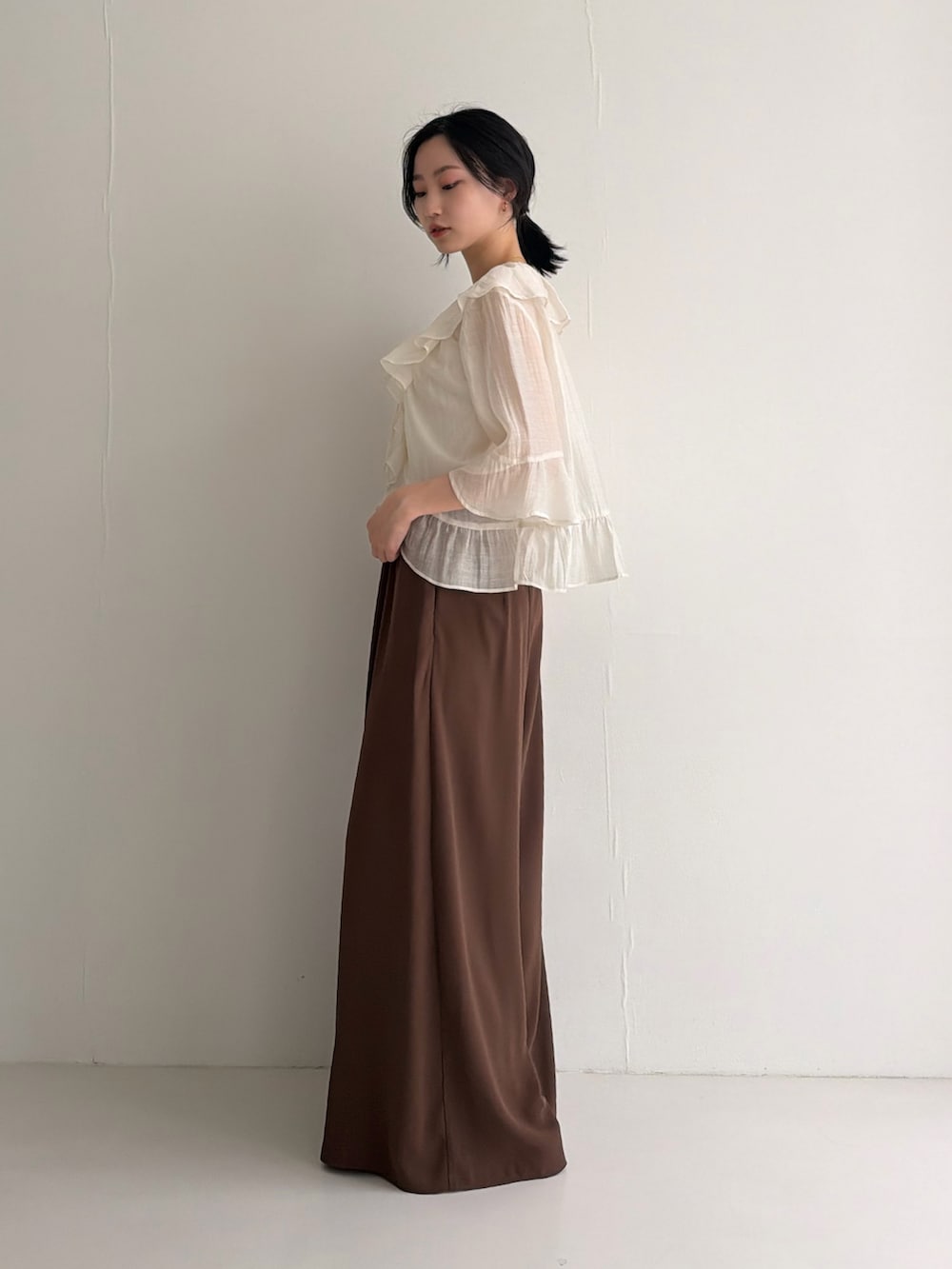 ホワイト系のシャツ/ブラウス、ブラウン系のその他パンツを着用したレディースの春コーディネートの3枚目の写真