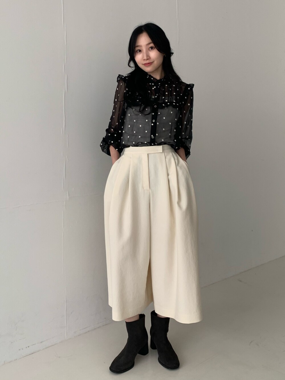ブラック系のシャツ/ブラウス、グレー系のブーツ、ホワイト系のその他パンツを着用したレディースの秋コーディネートの2枚目の写真