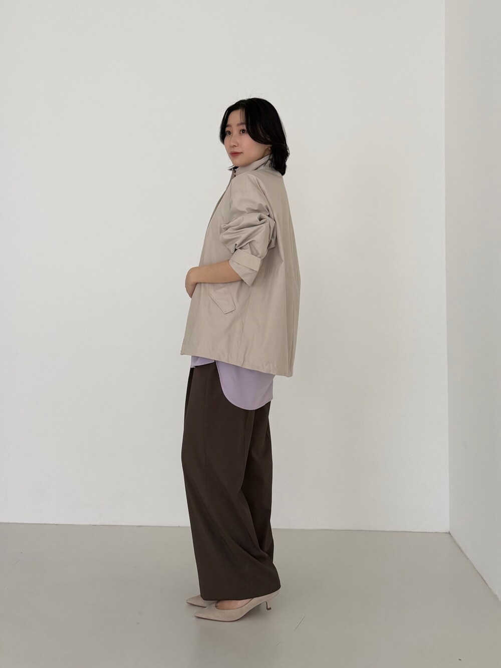 ベージュ系のその他アウター、ブラウン系のその他パンツを着用したレディースの冬コーディネートの3枚目の写真