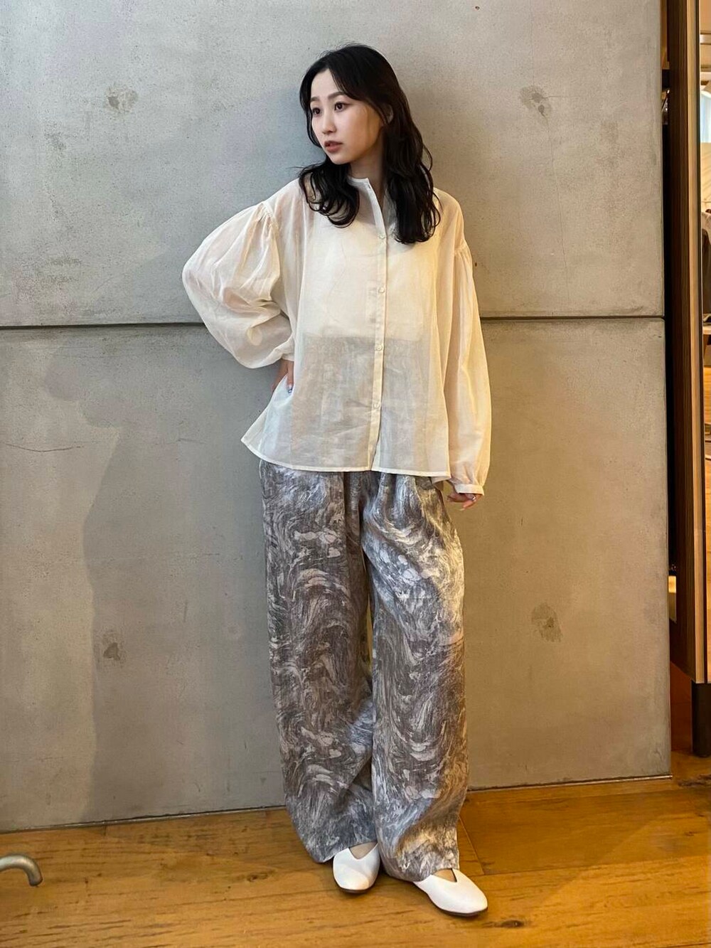 ホワイト系のパンプス、ベージュ系のその他パンツ、ホワイト系のシャツ/ブラウスを着用したレディースの夏コーディネートの3枚目の写真