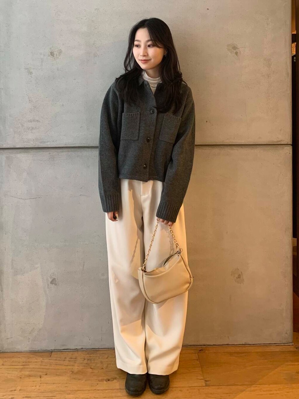 ホワイト系のTシャツ/カットソー、ホワイト系のその他パンツ、ベージュ系のショルダーバッグを着用したレディースの秋コーディネートの4枚目の写真