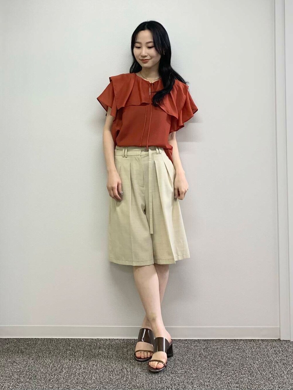 ベージュ系のその他パンツ、レッド系のシャツ/ブラウスを着用したレディースの春コーディネートの3枚目の写真