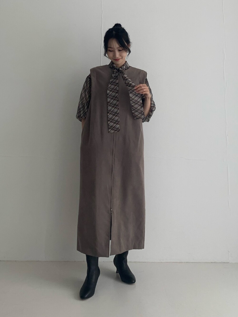 ブラウン系のワンピース、その他のシャツ/ブラウス、ブラック系のブーツを着用したレディースの秋コーディネートの2枚目の写真