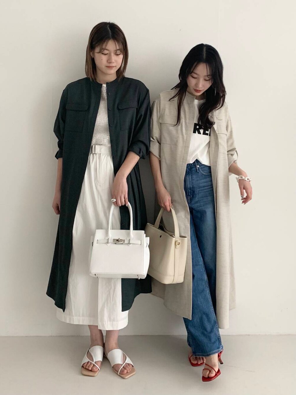 ベージュ系のワンピース、グレー系のワンピース、ブルー系のデニムパンツを着用したレディースの春コーディネートの2枚目の写真