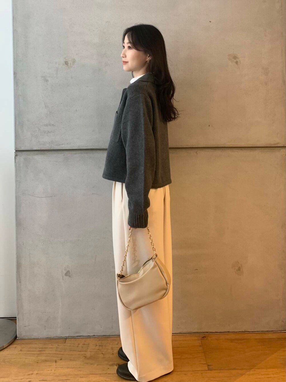 ホワイト系のTシャツ/カットソー、ホワイト系のその他パンツ、ベージュ系のショルダーバッグを着用したレディースの秋コーディネートの5枚目の写真