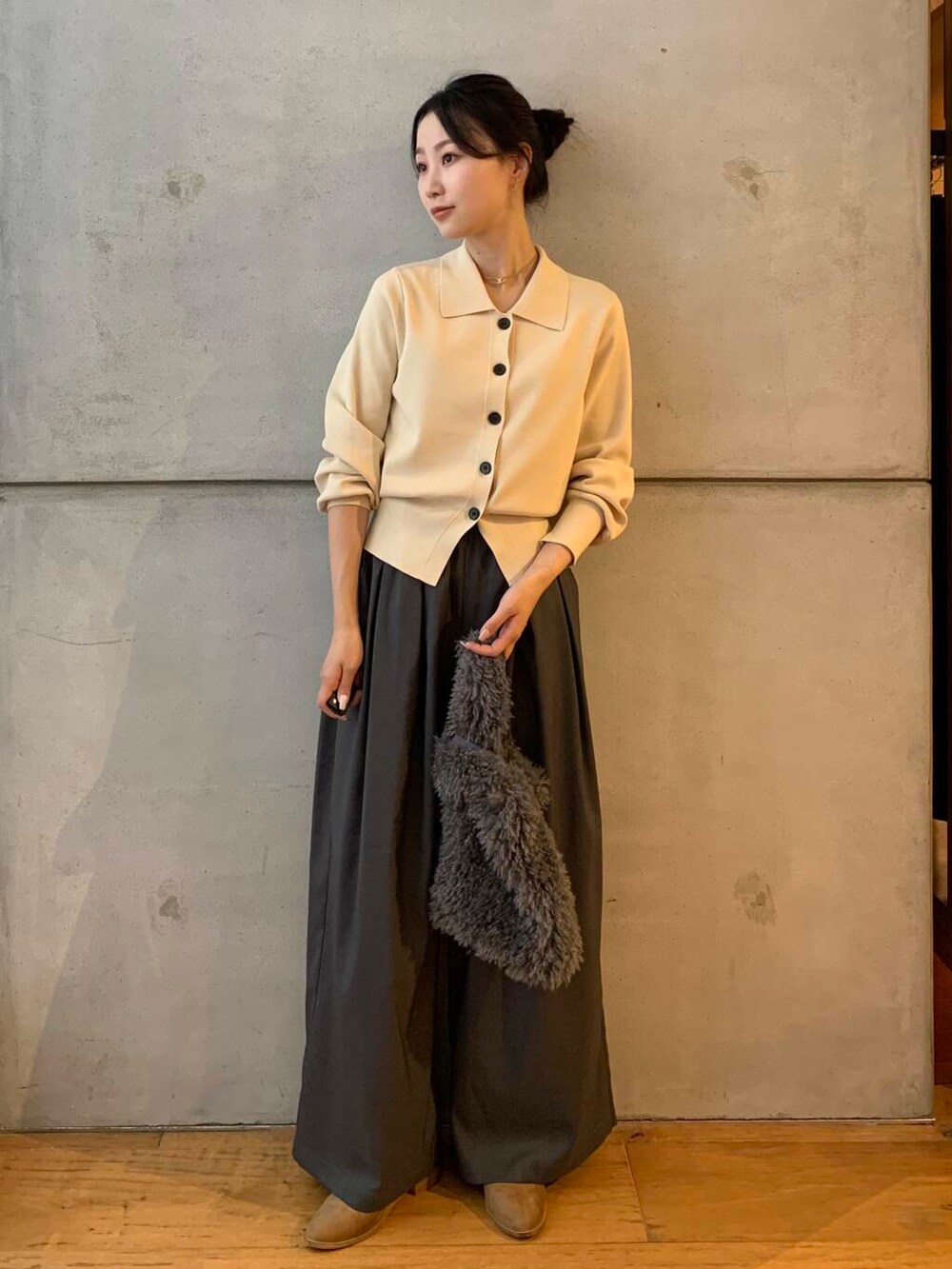 ホワイト系のカーディガン/ボレロ、グレー系のその他パンツ、グレー系のハンドバッグを着用したレディースの秋コーディネートの3枚目の写真