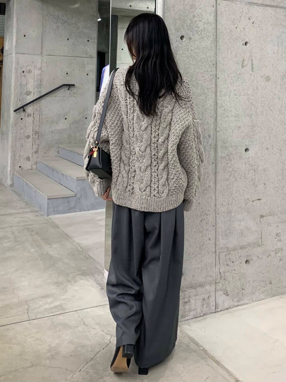 グレー系のニット/セーター、ブラック系のブーツ、グレー系のその他パンツを着用したレディースの冬コーディネートの5枚目の写真