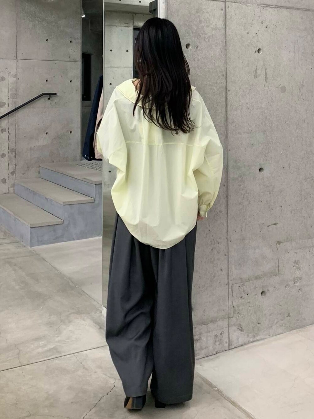 ブラック系のブーツ、グレー系のその他パンツ、グリーン系のシャツ/ブラウスを着用したレディースの冬コーディネートの7枚目の写真