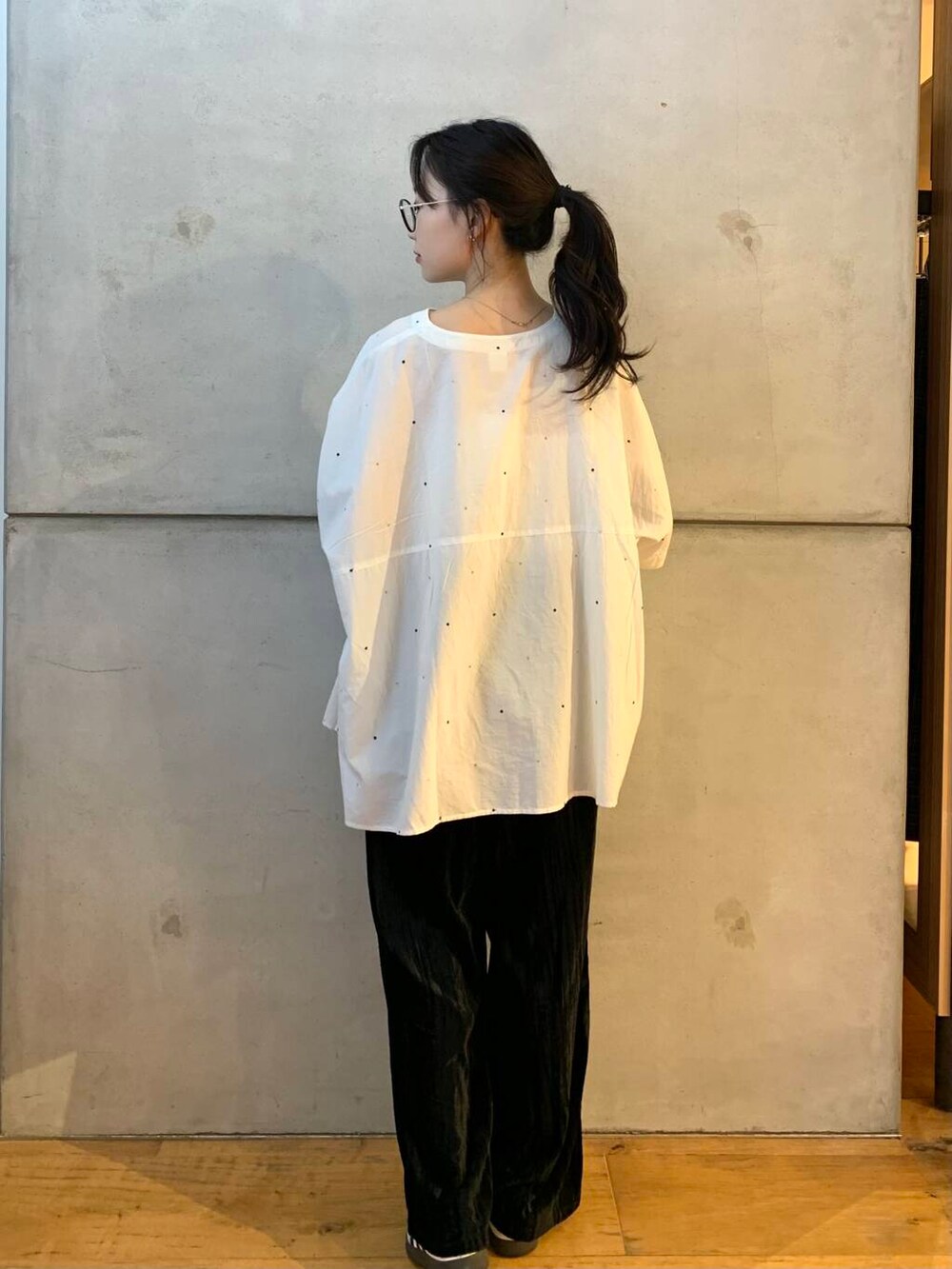 ホワイト系のシャツ/ブラウス、ホワイト系のスニーカー、ブラック系のその他パンツを着用したレディースの夏コーディネートの5枚目の写真