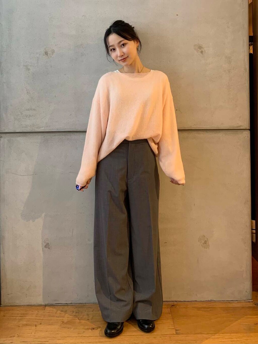 グレー系のその他パンツ、ブラック系のレインシューズ、ピンク系のニット/セーターを着用したレディースの秋コーディネートの3枚目の写真