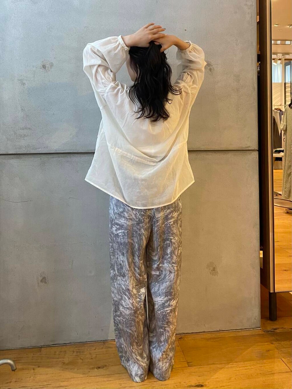 ホワイト系のパンプス、ベージュ系のその他パンツ、ホワイト系のシャツ/ブラウスを着用したレディースの夏コーディネートの7枚目の写真