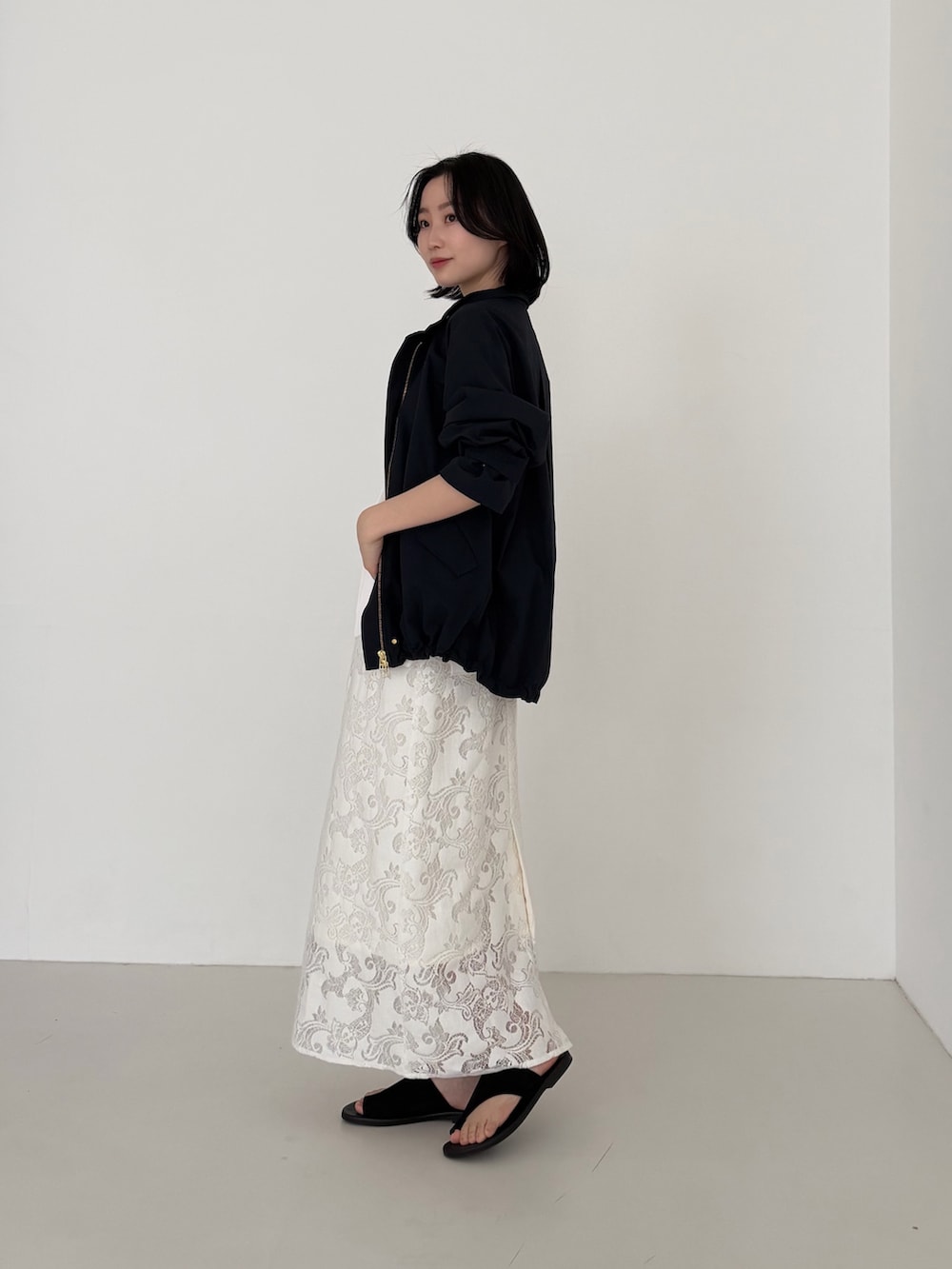 ホワイト系のスカート、ブルー系のその他アウターを着用したレディースの冬コーディネートの4枚目の写真