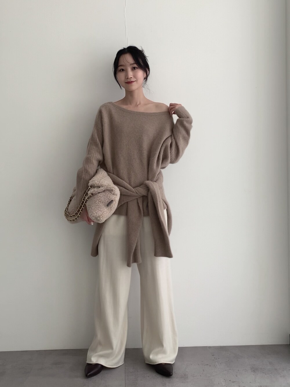 ベージュ系のニット/セーター、ホワイト系のその他パンツ、ベージュ系のカーディガン/ボレロを着用したレディースの冬コーディネートの3枚目の写真