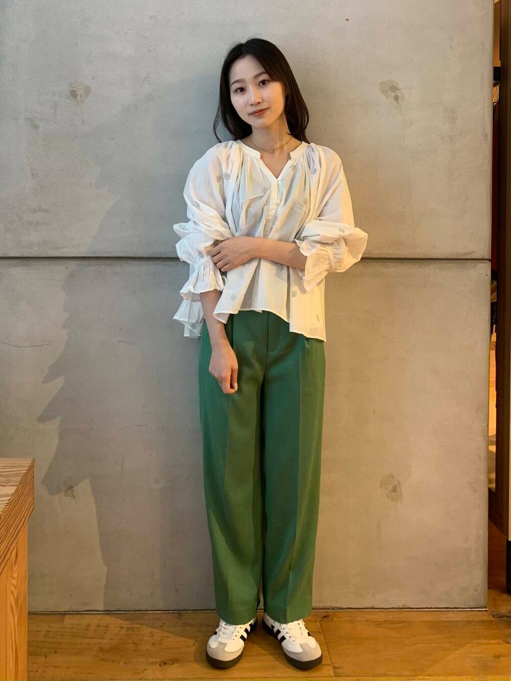 グリーン系のその他パンツ、ホワイト系のシャツ/ブラウス、ホワイト系のスニーカーを着用したレディースの秋コーディネートの4枚目の写真