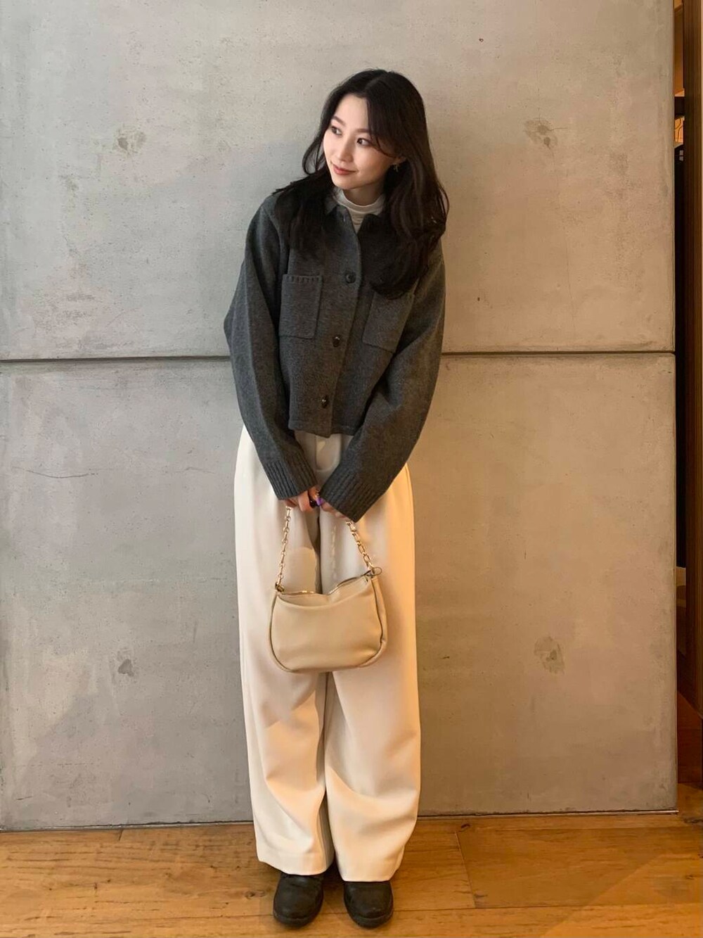 ホワイト系のTシャツ/カットソー、ホワイト系のその他パンツ、ベージュ系のショルダーバッグを着用したレディースの秋コーディネートの2枚目の写真