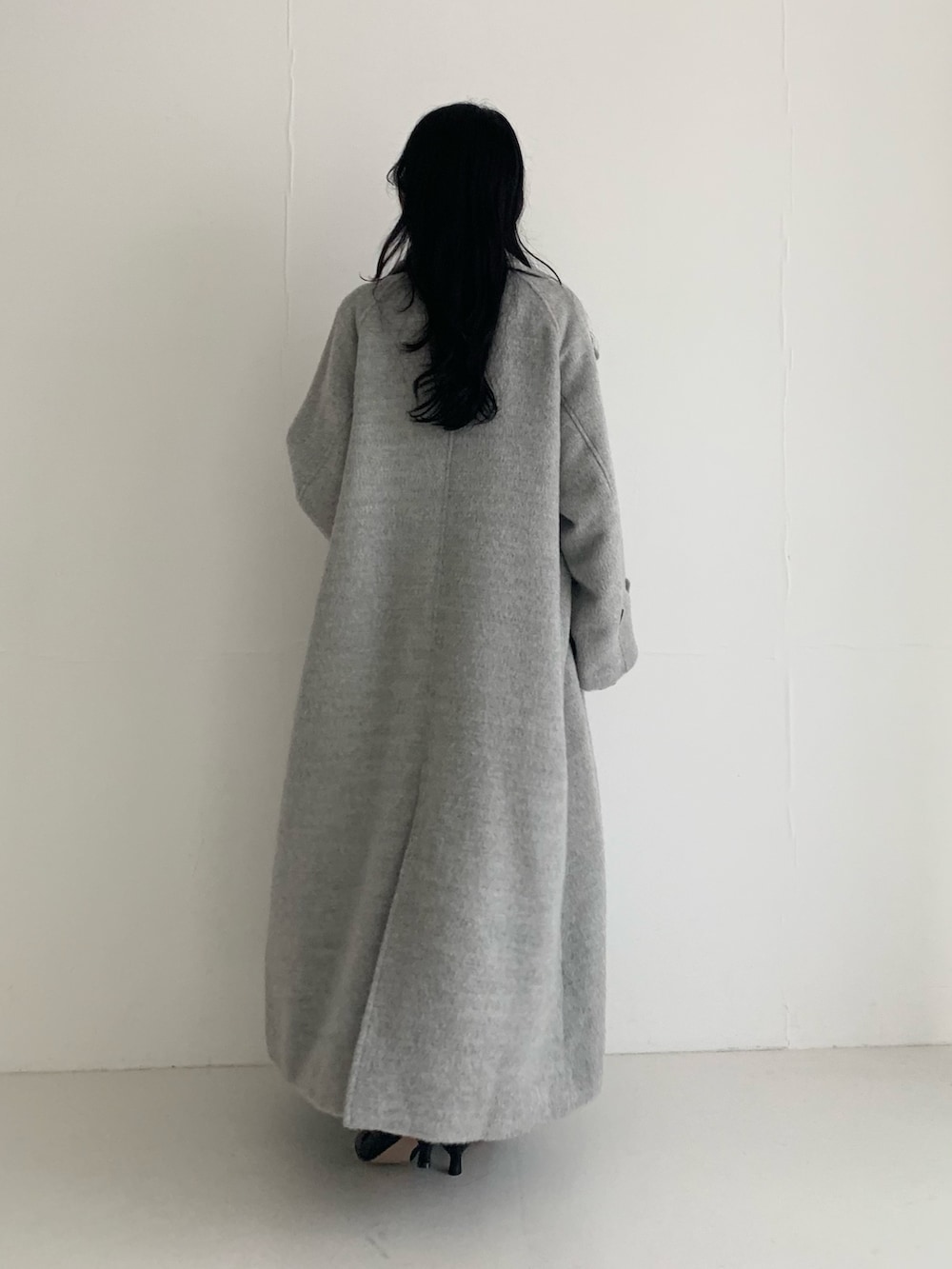 グレー系のその他アウター、ブラック系のブーツを着用したレディースの秋コーディネートの4枚目の写真