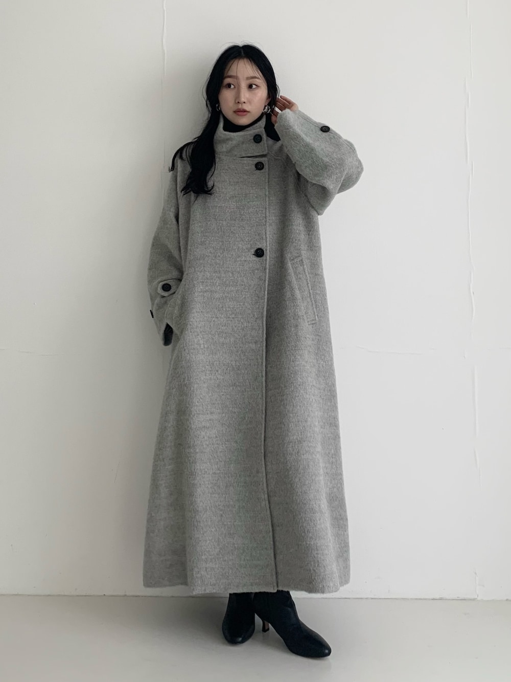 グレー系のその他アウター、ブラック系のブーツを着用したレディースの秋コーディネートの5枚目の写真