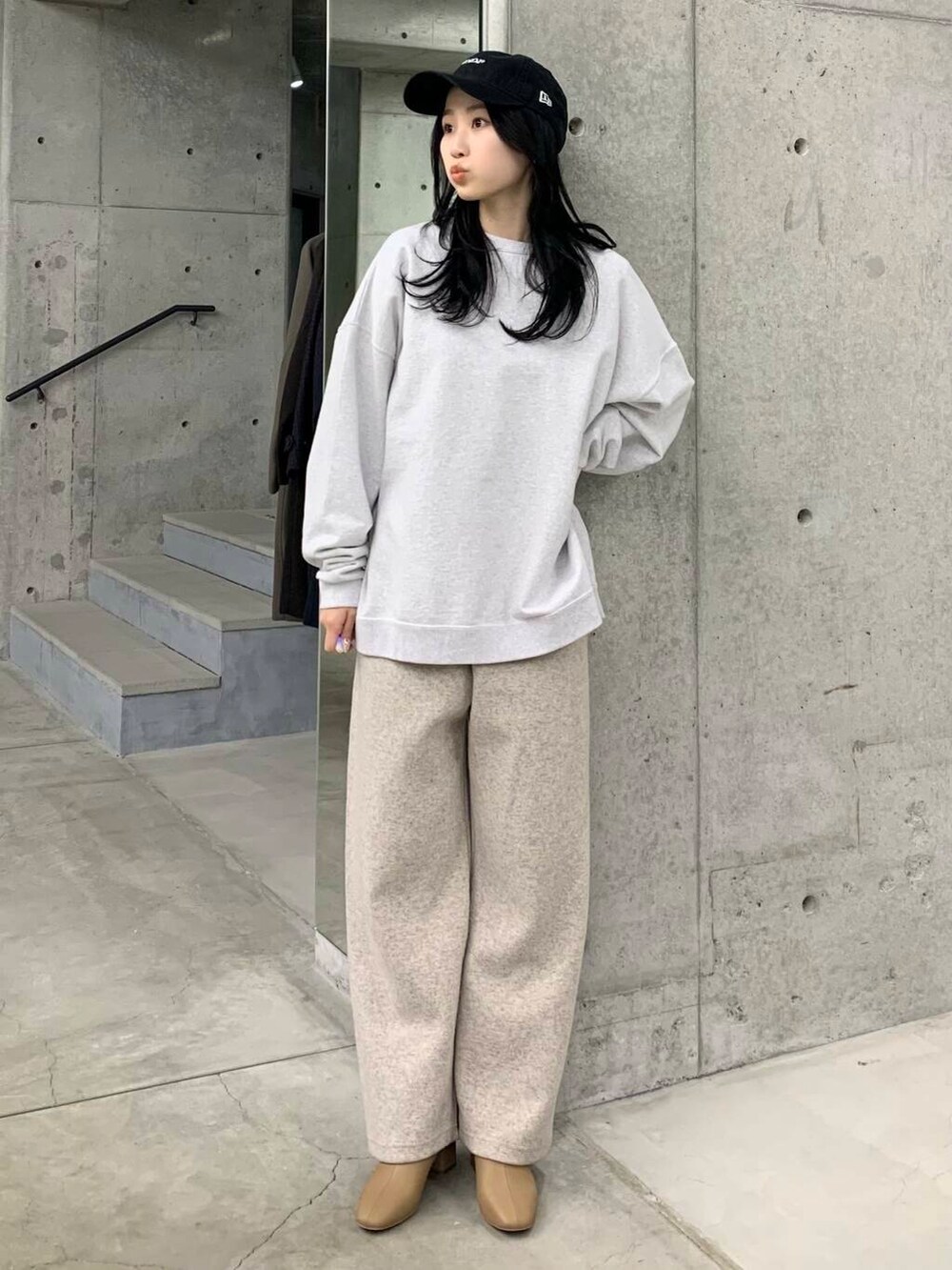 ベージュ系のブーツ、ベージュ系のその他パンツ、グレー系のスウェットを着用したレディースの冬コーディネートの4枚目の写真