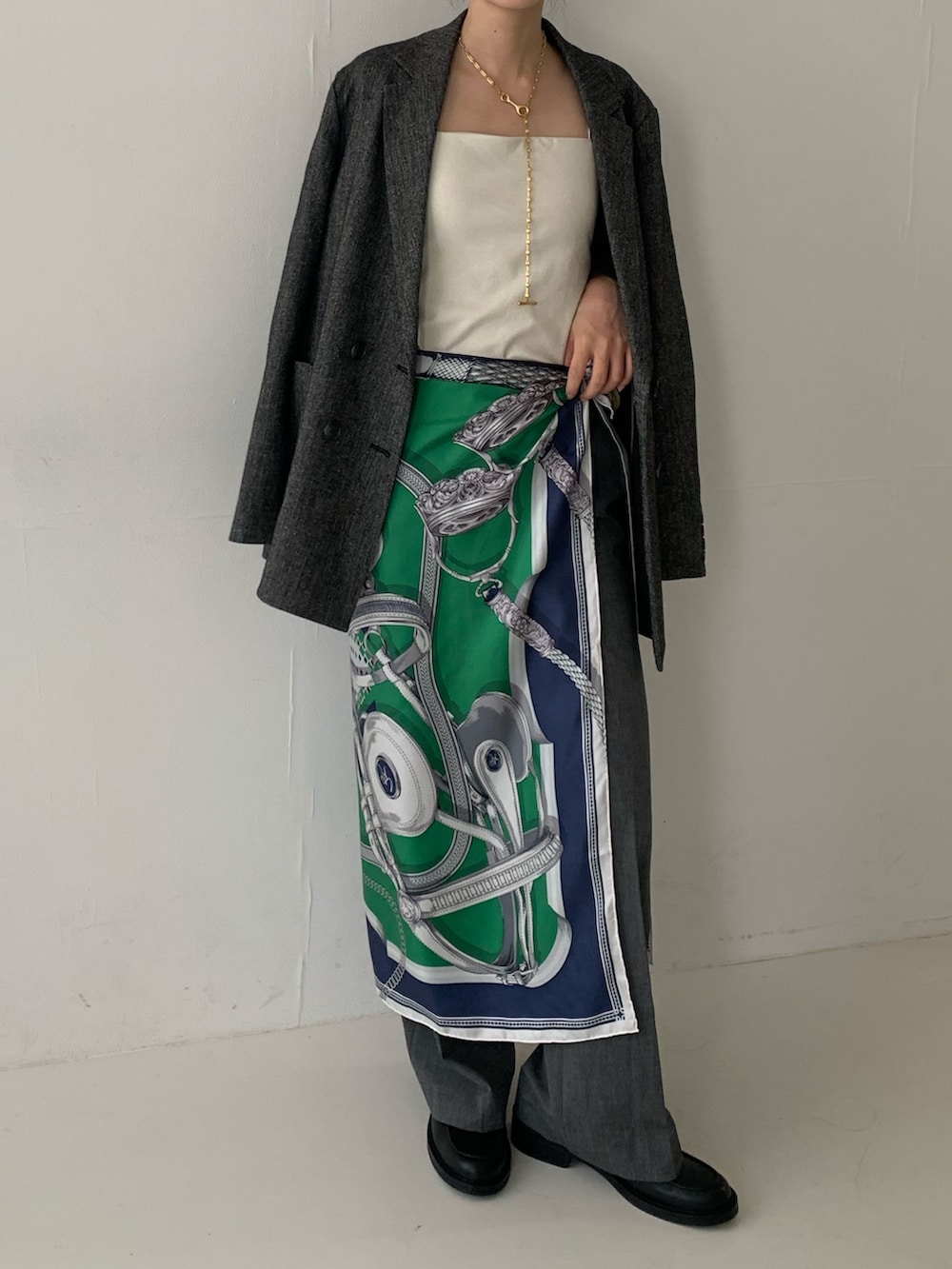 ブラック系のその他アウター、ホワイト系のキャミソール、グレー系のその他パンツを着用したレディースの秋コーディネートの3枚目の写真