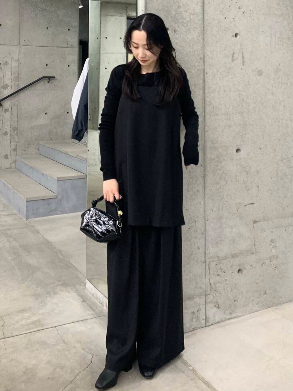ブラック系のブーツ、ブラック系のその他パンツ、ブラック系のショルダーバッグを着用したレディースの冬コーディネートの5枚目の写真
