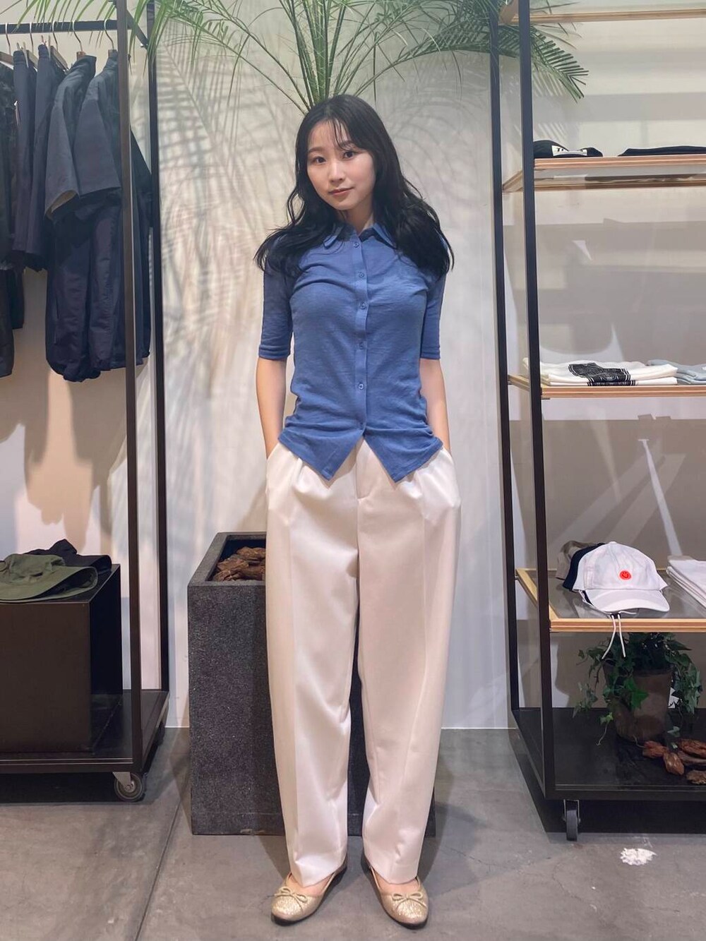 ホワイト系のその他パンツ、ブルー系のカーディガン/ボレロを着用したレディースの夏コーディネートの3枚目の写真