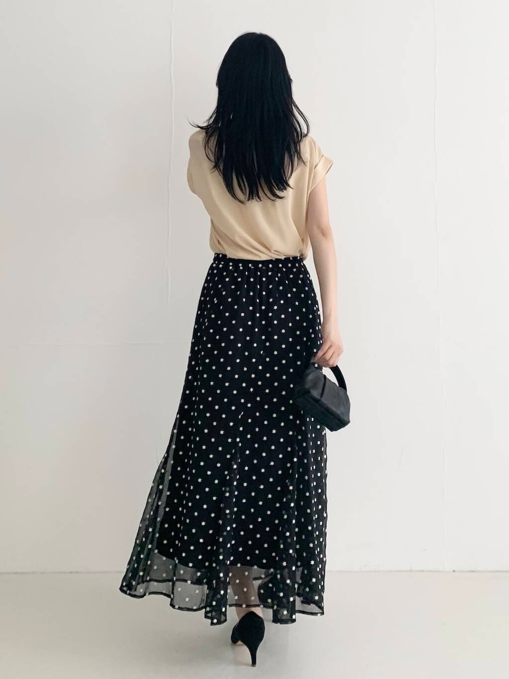 「スカート、デートコーデ、休日コーデ、オフィスカジュアル、ROSSO、ブルベ夏、骨格ウェーブ、キレイめスタイル、初夏のお出掛けコーデ、ブルベ夏×骨格ウェーブ、きれいめフェミニン」｜「URBAN RESEARCH ROSSO WOMENの『MADE IN JAPAN』オリジナルスウェードパンプス（パンプス、ブラック系）」を使った、美波さん（レディース・158cm）の春コーディネートの7枚目の写真