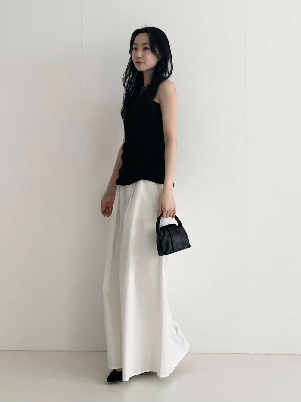 「ワイドパンツ、デートコーデ、休日コーデ、ROSSO、ブルベ夏、骨格ウェーブ、キレイめスタイル、初夏のお出掛けコーデ、ブルベ夏×骨格ウェーブ、きれいめフェミニン」|「URBAN RESEARCH ROSSO WOMENの『MADE IN JAPAN』オリジナルスウェードパンプス(パンプス、ブラック系)」を使った、美波さん(レディース・158cm)の春コーディネートの3枚目の写真