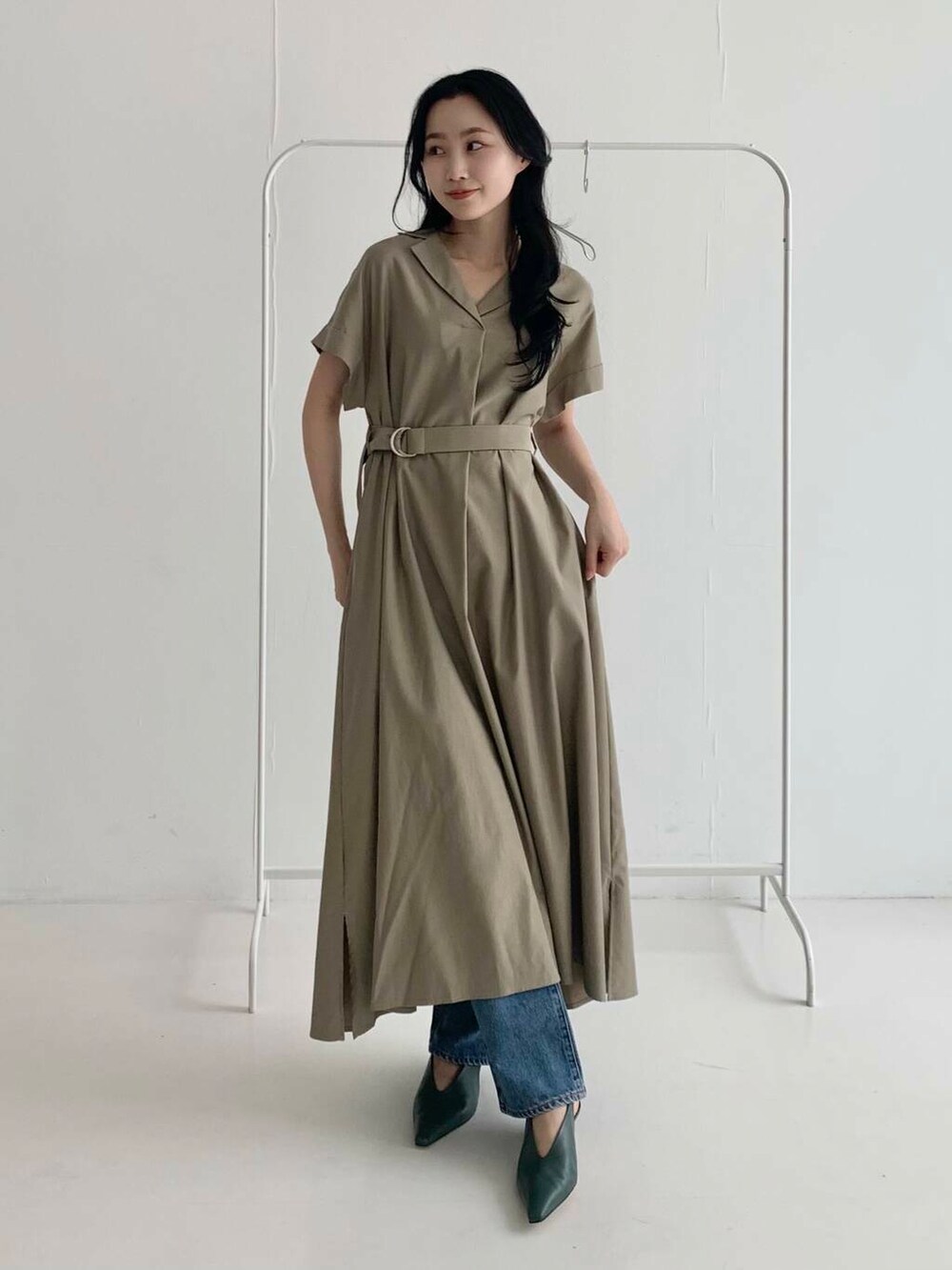 ブルー系のデニムパンツ、グレー系のワンピースを着用したレディースの夏コーディネートの2枚目の写真