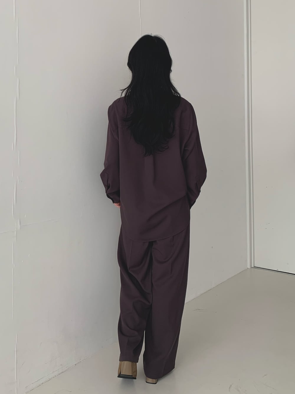 レッド系のシャツ/ブラウス、レッド系のその他パンツ、ベージュ系のパンプスを着用したレディースの秋コーディネートの3枚目の写真