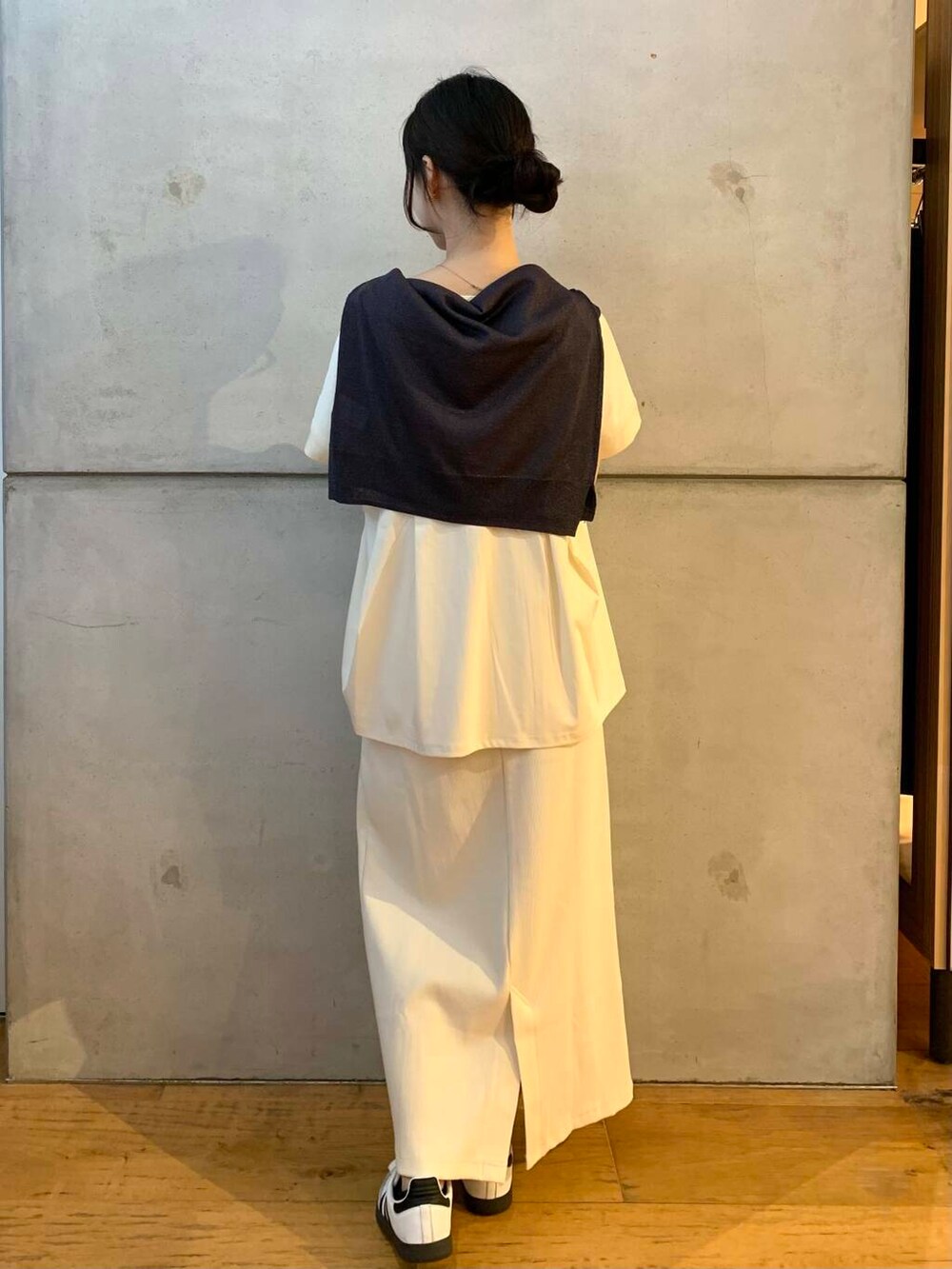 ホワイト系のスカート、グレー系のカーディガン/ボレロ、ホワイト系のTシャツ/カットソーを着用したレディースの夏コーディネートの4枚目の写真