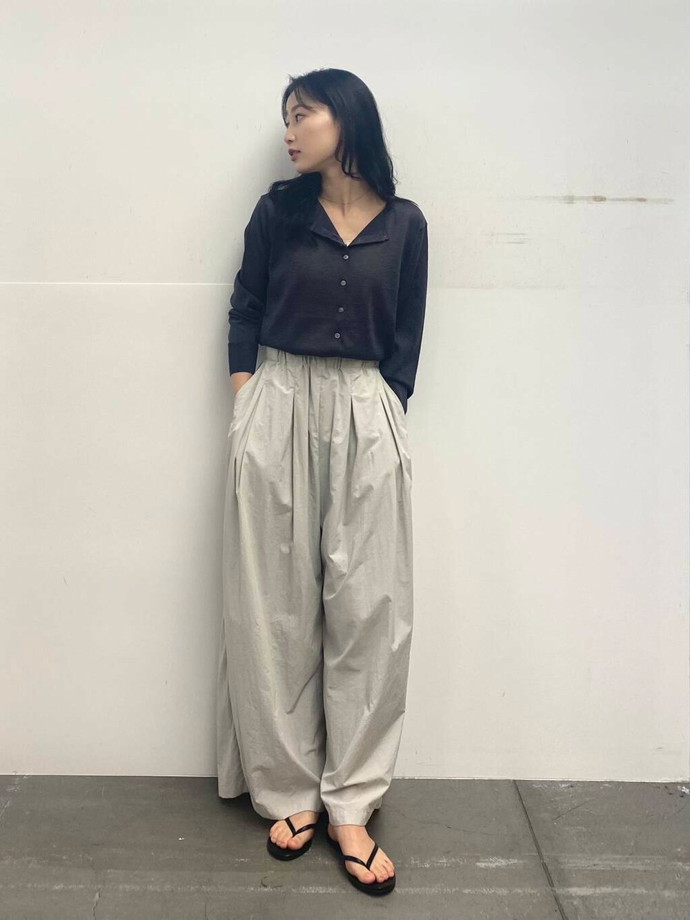 ブラック系のサンダル、グレー系のその他パンツ、グレー系のカーディガン/ボレロを着用したレディースの夏コーディネートの3枚目の写真