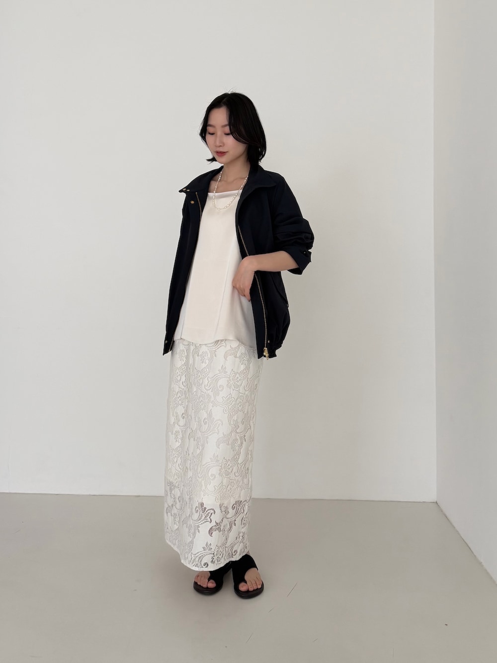 ホワイト系のスカート、ブルー系のその他アウターを着用したレディースの冬コーディネートの3枚目の写真