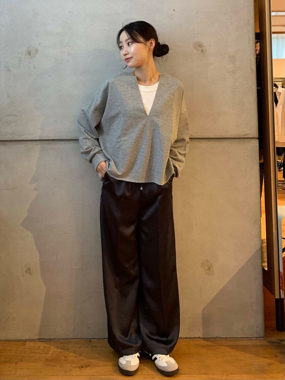 グレー系のその他パンツ、ホワイト系のスニーカー、グレー系のTシャツ/カットソーを着用したレディースの秋コーディネートの3枚目の写真