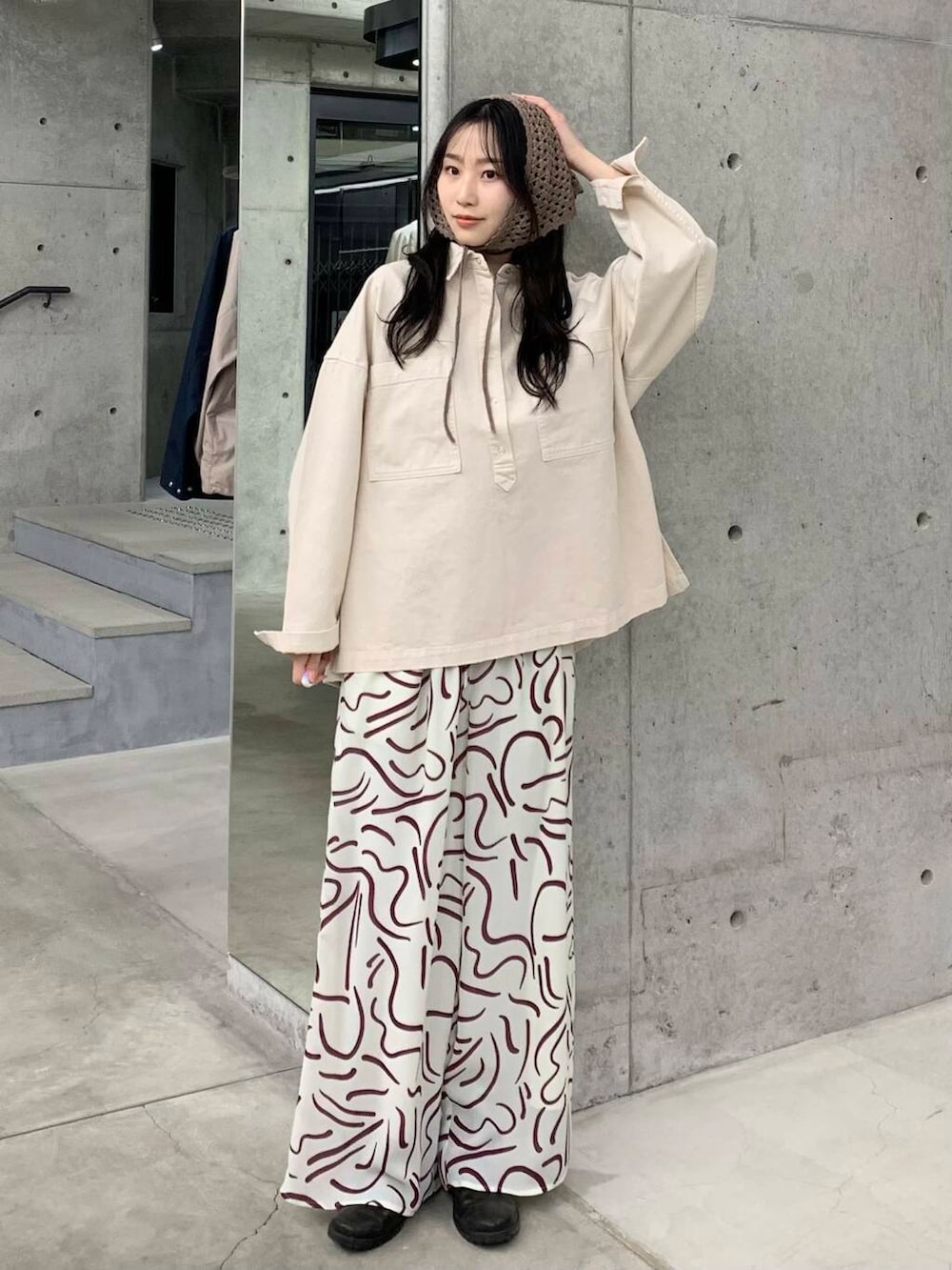 レッド系のその他パンツ、ホワイト系のシャツ/ブラウス、ベージュ系のバンダナ/スカーフを着用したレディースの冬コーディネートの4枚目の写真