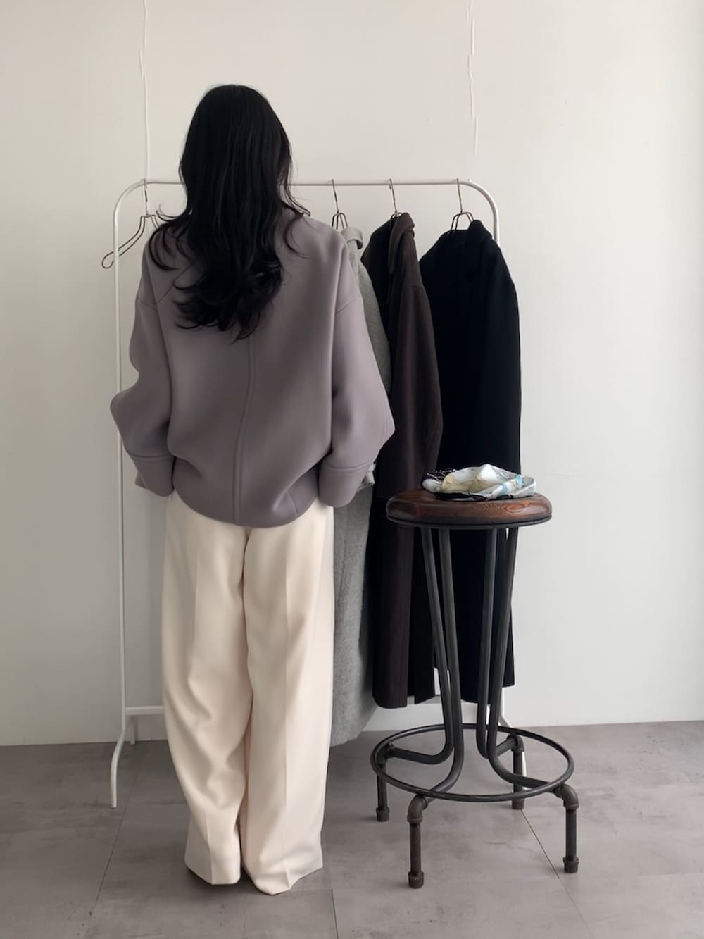 ベージュ系のその他アウター、ホワイト系のその他パンツ、シルバー系のパンプスを着用したレディースの冬コーディネートの4枚目の写真