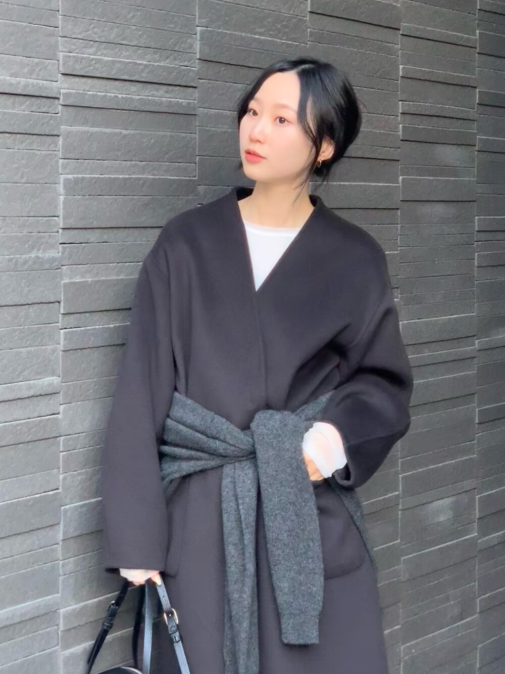 グレー系のその他アウターを着用したレディースの冬コーディネートの3枚目の写真