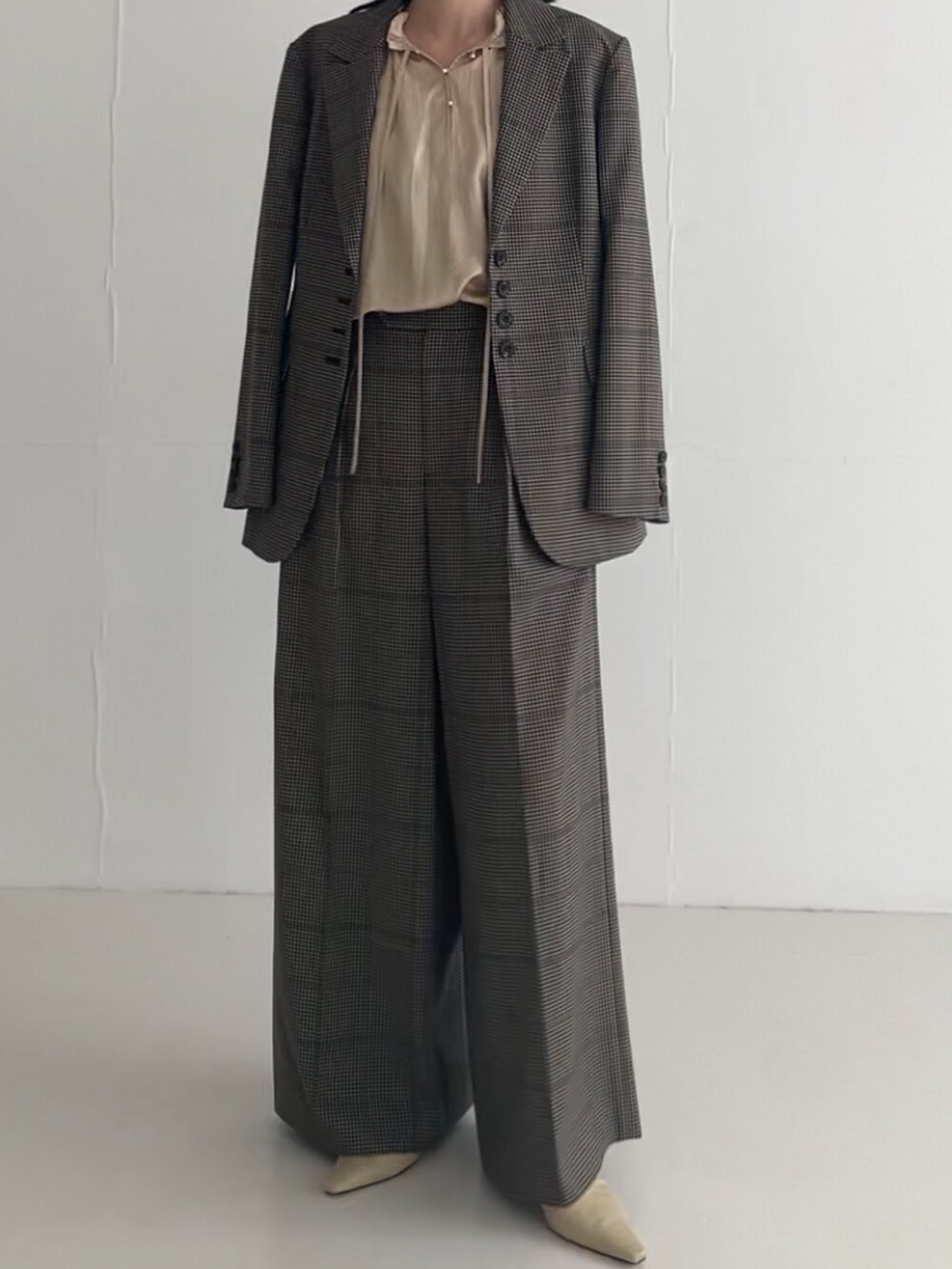 ホワイト系のシャツ/ブラウス、ブラウン系のその他アウター、ベージュ系のその他シューズを着用したレディースの秋コーディネートの2枚目の写真