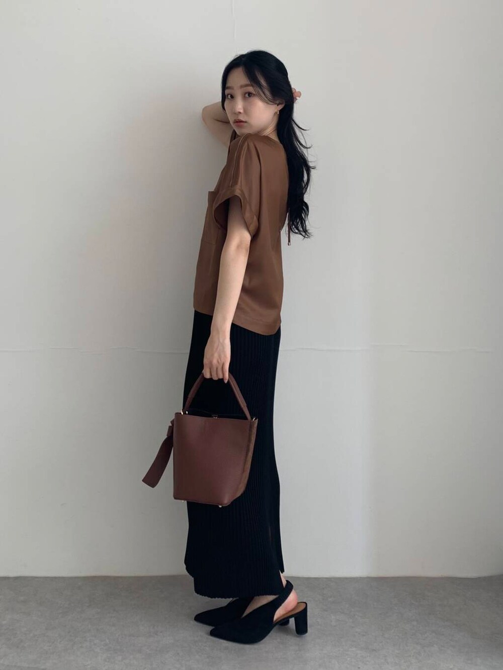 ブラウン系のシャツ/ブラウス、ブラック系のスカートを着用したレディースの夏コーディネートの3枚目の写真