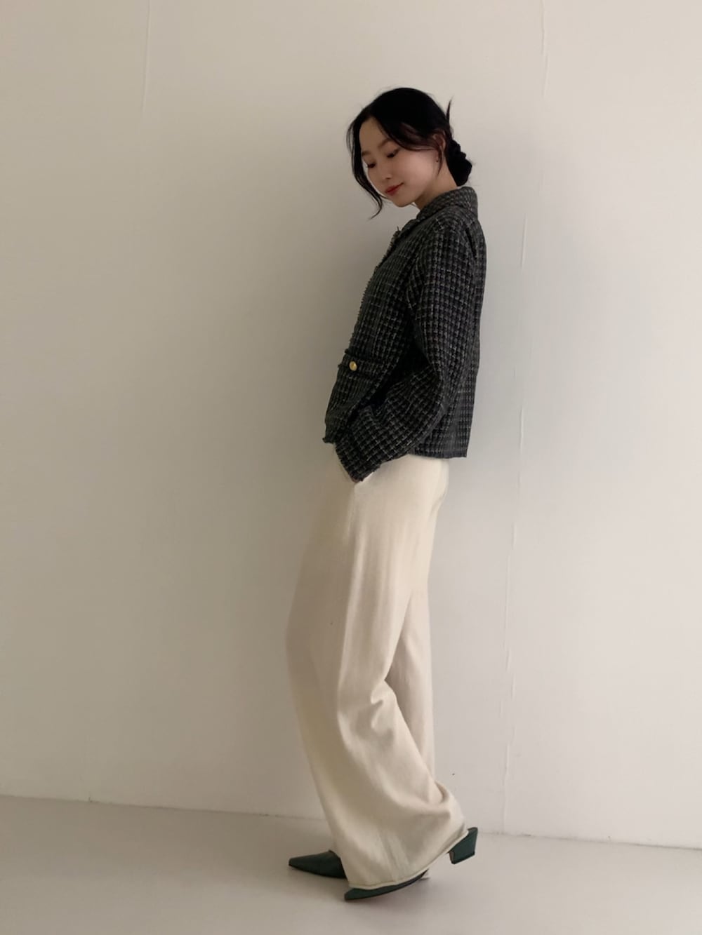 グレー系のその他アウター、ホワイト系のその他パンツ、グリーン系のその他シューズを着用したレディースの秋コーディネートの3枚目の写真