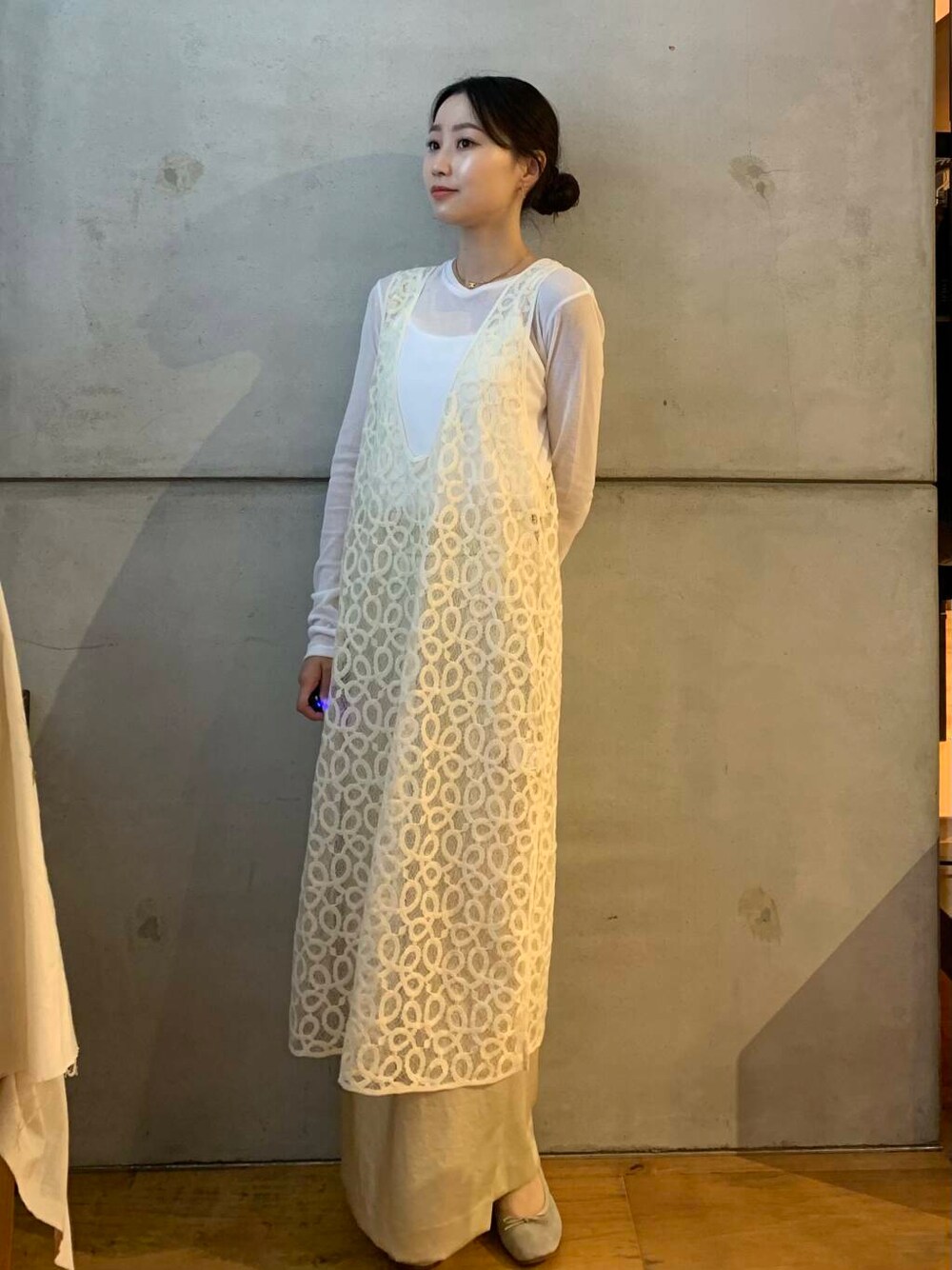 ホワイト系のスカート、ブラウン系のバレエシューズ、ホワイト系のTシャツ/カットソーを着用したレディースの秋コーディネートの4枚目の写真