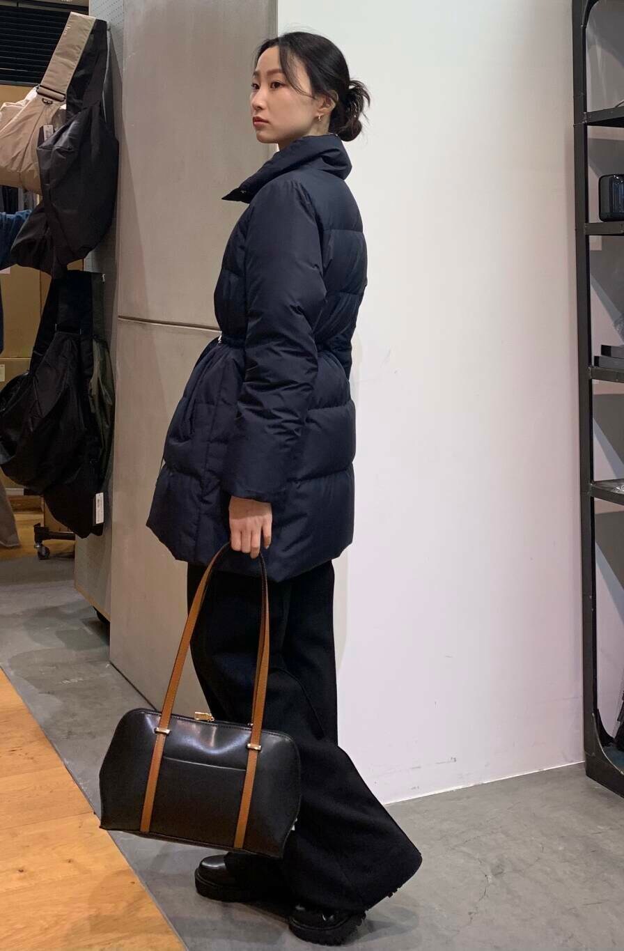 ブラック系のブーツ、ブラック系のその他パンツ、ブラック系のボストンバッグを着用したレディースの冬コーディネートの6枚目の写真