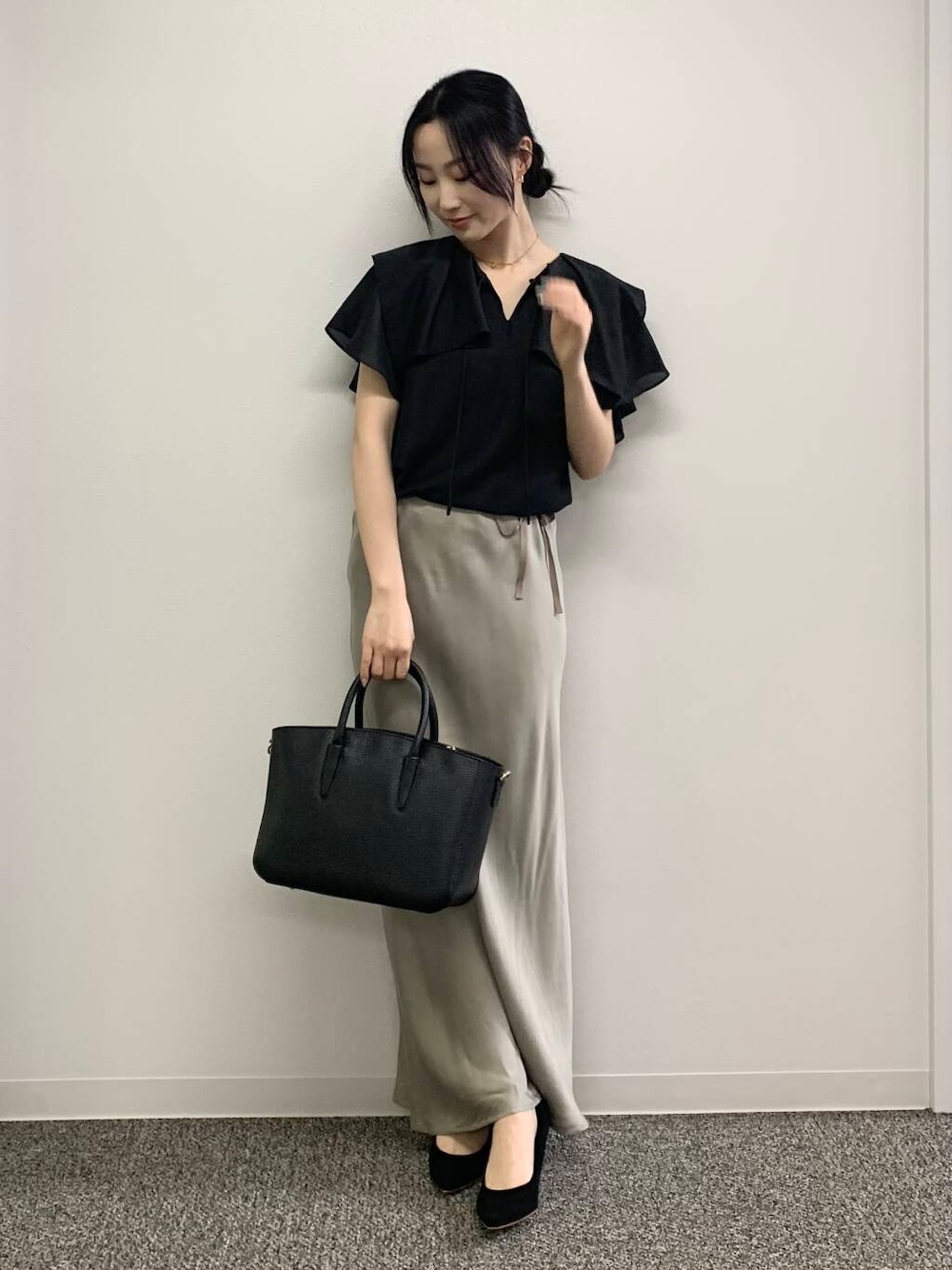 「スカート、デートコーデ、ブラウス、オフィスカジュアル、ROSSO、ブルベ夏、骨格ウェーブ、キレイめスタイル、最旬オフィスコーデ、ブルベ夏×骨格ウェーブ、きれいめフェミニン」|「URBAN RESEARCH ROSSO WOMENの『MADE IN JAPAN』オリジナルスウェードパンプス(パンプス、ブラック系)」を使った、美波さん(レディース・158cm)の春コーディネートの3枚目の写真