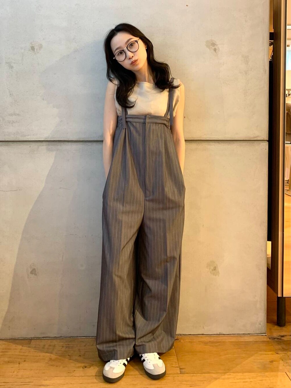 ベージュ系のシャツ/ブラウス、ホワイト系のスニーカー、グレー系のサロペット/オーバーオールを着用したレディースの夏コーディネートの2枚目の写真